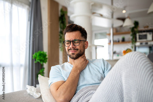 Foto Man with Sore Throat Feeling Unwell at Home, Healthcare and Flu Concept