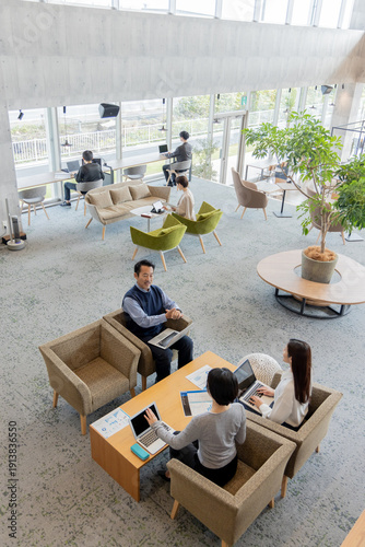 デザイナーズオフィスで働く人々
