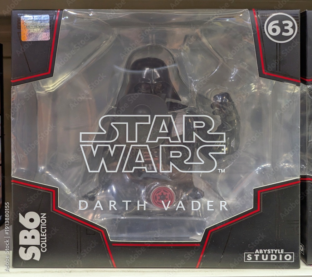 Fototapeta premium Figura de acción de Darth Vader de Star Wars en juguetería Toy Planet en Madrid, España, 24 de enero de 2026