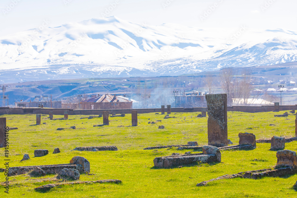 Obraz premium Ahlat, which was the capital and one of the largest provinces in the region in the 13th century, maintained its importance as a frontier city during the Ottoman period.