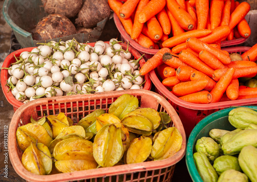 cestos en el mercado con frutas y verduras exóticas 