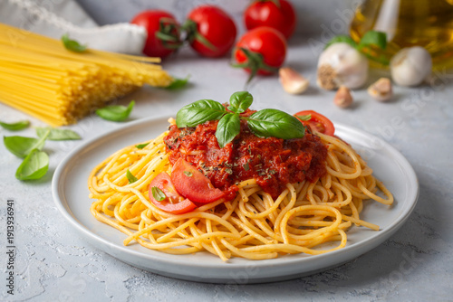 Foto Delicious appetizer classic Italian spaghetti pasta and tomato sauce - Spagetti