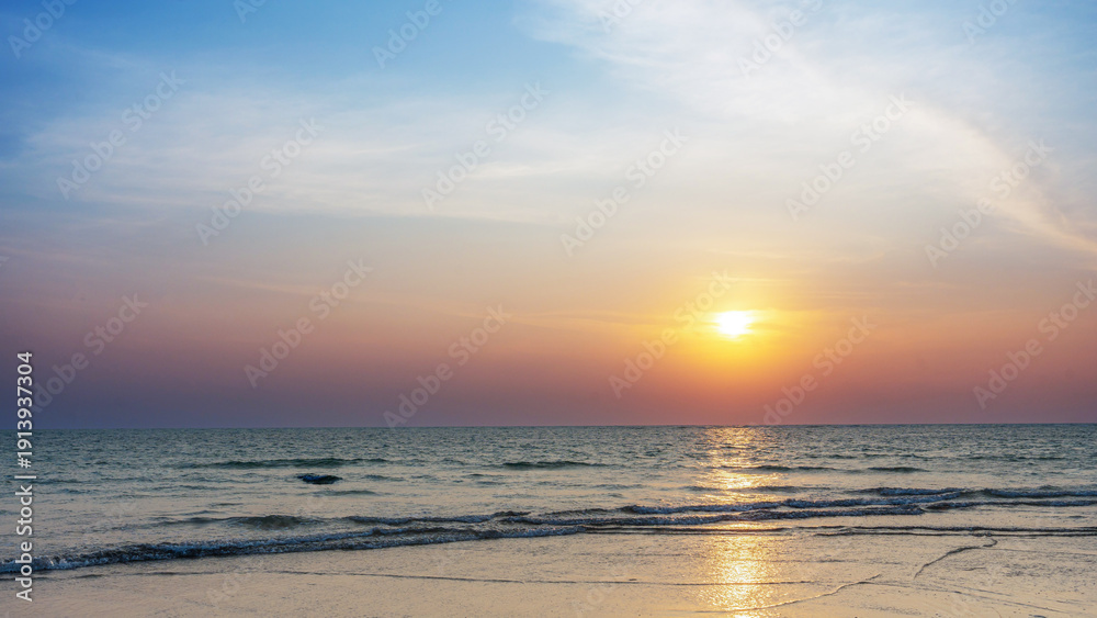 Obraz premium Dramatic beautiful sunset sky over sea beach