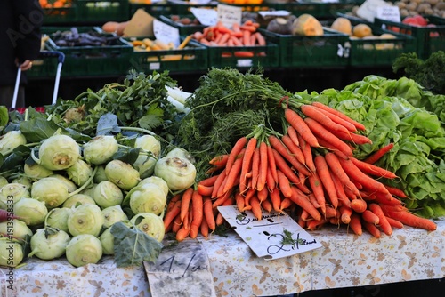Möhren und Kohlrabi auf dem Markt