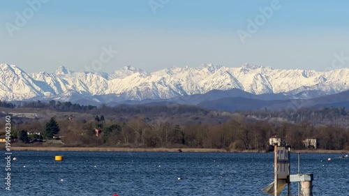lago della schiranna di varese con montagne innevate