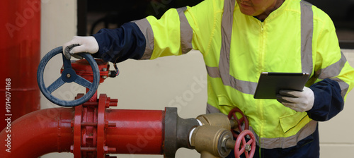 Foto Technicians are inspecting the fire pump system of a large building