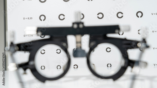 Fotografía Trial eyeglass frame for vision test, half of the glasses prescribed for measuring vision by a doctor with high myopia