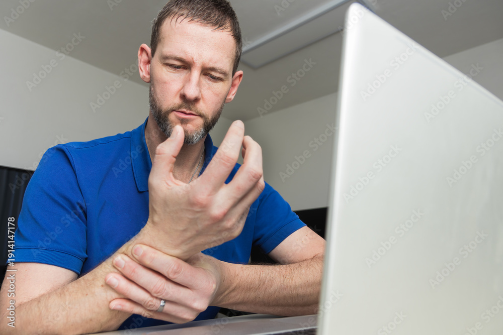 Ταπετσαρία Young man feel nerve pain, arthritis, carpal syndrome in fingers when working on laptop