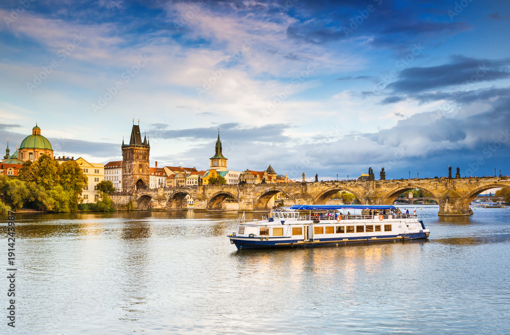 Obraz premium Charles Bridge (Karlův most) in Prague, Czech Republic, spanning the Vltava River with historic towers and Gothic architecture. Panoramic view of the medieval bridge and city skyline, iconic European 