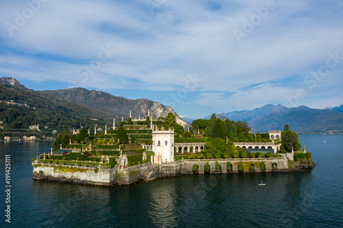 фотографія Baroque terraced gardens and a grand palace dominate Isola Bella, rising from the calm blue waters of Lake Maggiore