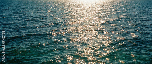 Panel kuchenny z motywem Sunlight sparkling on blue ocean water surface with golden reflections