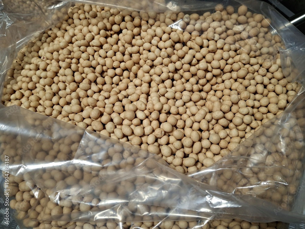 Obraz premium The product pictured is an egg bean, often referred to as an atom bean. It's made from peanuts coated in a batter of flour, egg, and spices, then fried until crispy. It has a sweet and savory flavor