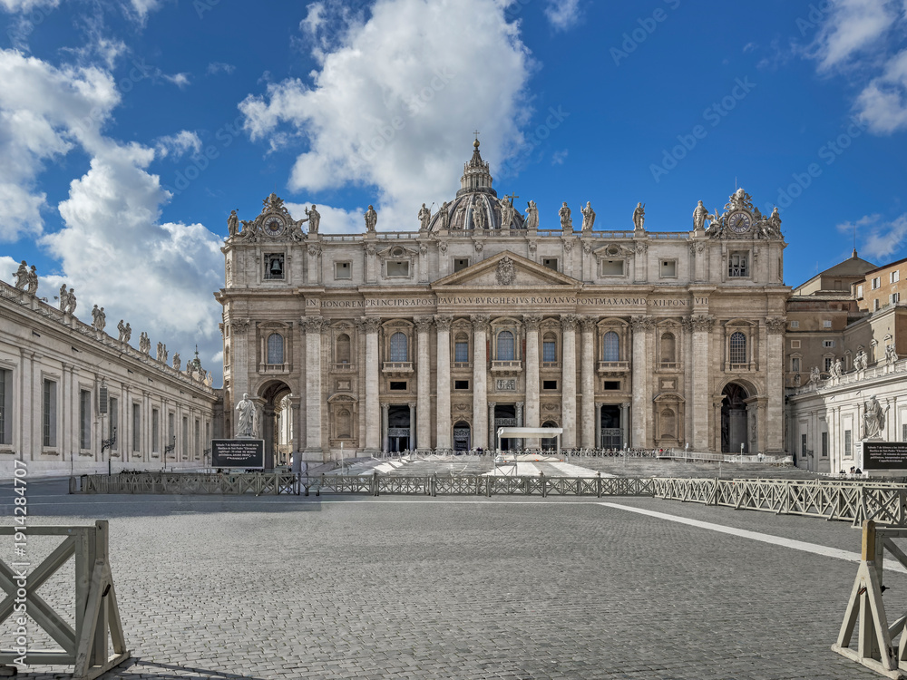 Fototapeta premium Petersdom und Petersplatz im Vatikan unter blauem Himmel