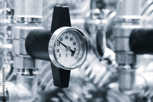 Fotografía Industrial water supply gas supply machine with metal pipes and pressure gauges