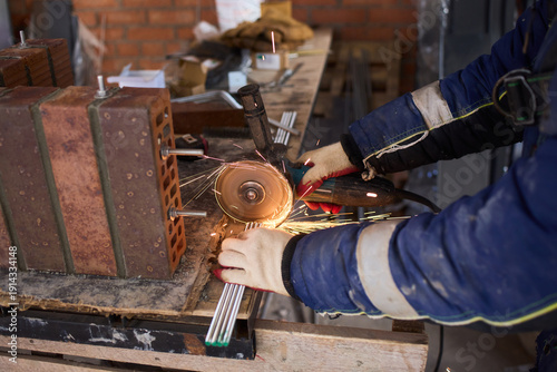 Tableau sur toile Worker sparks grinding