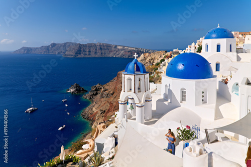 Obraz na płótnie Picturesque Santorini: blue domes, white buildings, and caldera views