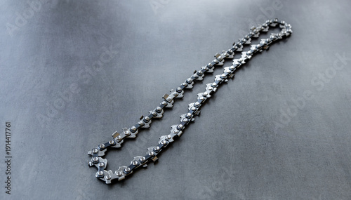 Billede på lærred A sharp metal chain for the saw