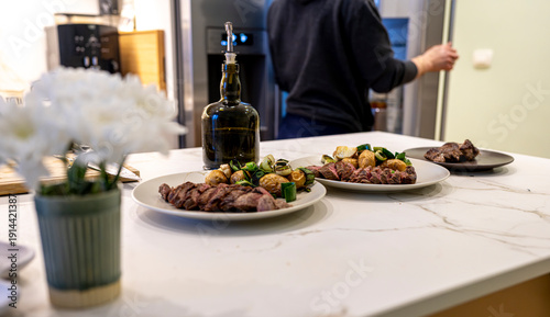 Foto Home cooked steak dinner with vegetables prepared in modern kitchen