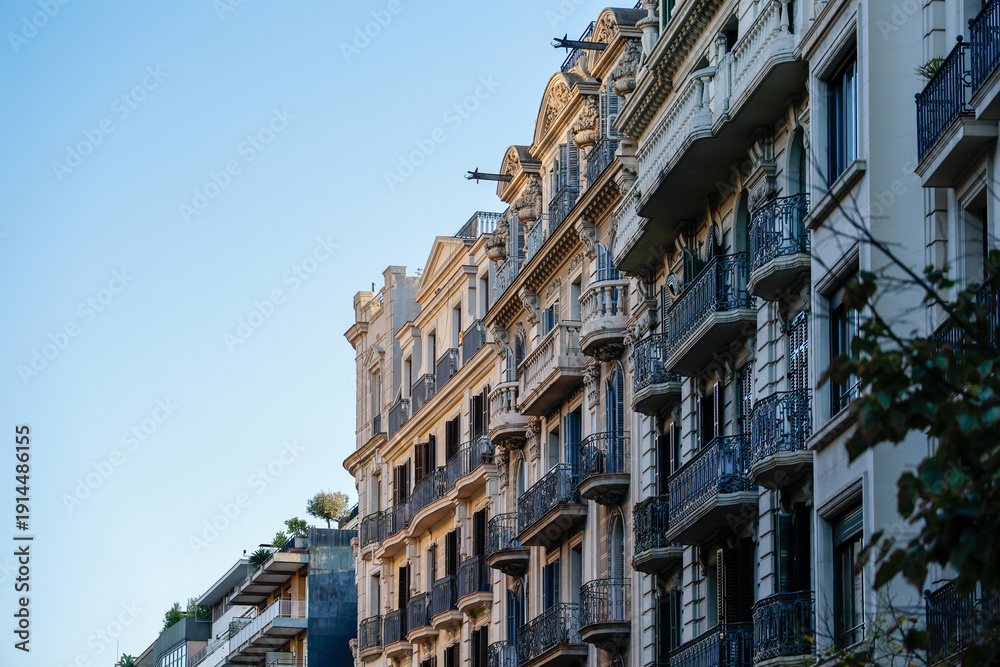 Naklejka premium Balcon d'un immeuble d'appartements dans la ville de Barcelone, en Espagne 