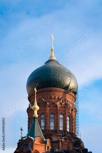Foto Close-up of the iconic green onion dome and golden cross of Saint Sophia Cathedral against a clear blue winter sky