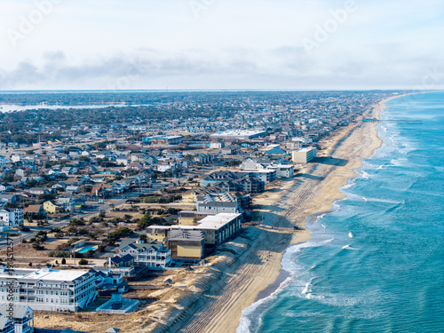 Fotografija Kill Devil Hills, North Carolina, aerial view of the Atlantic coastline featuring sandy beaches, vacation homes, and the expansive Outer Banks landscape