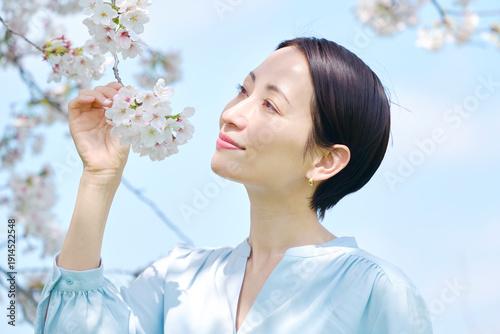 Wallpaper Mural 満開の桜を触る女性 Torontodigital.ca