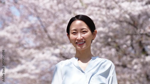 満開の桜と女性　スローモーション