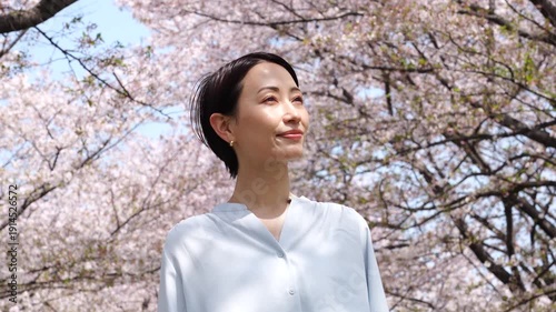 満開の桜と女性