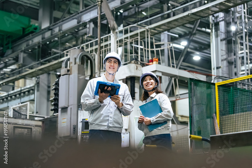 Fotografie 工場、作業員、タブレット、製造業、点検、メンテナンス、検査、機械、DX、IIoT、安全、日本人、男性、管理、保守、確認、チェック、チームワーク、グループ、視察、