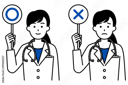 ○×マークのプラカードを掲げる医師の女性