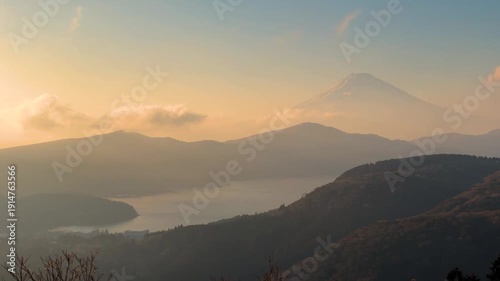 富士山と芦ノ湖の夕景、大観山展望台より望む