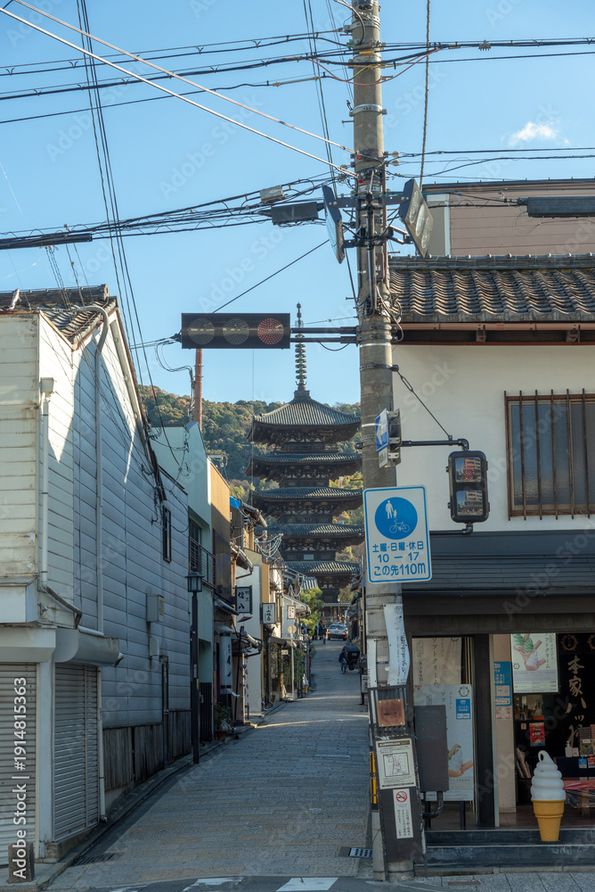 Fototapeta premium kyoto,Japan -December,22: The Yasaka Pagoda(Hokanji), is a popular tourist attraction, the Yasaka Pagoda, also known as Tower of Yasaka and Yasaka-no-to, is a Buddhist pagoda located in Kyoto City, Ja