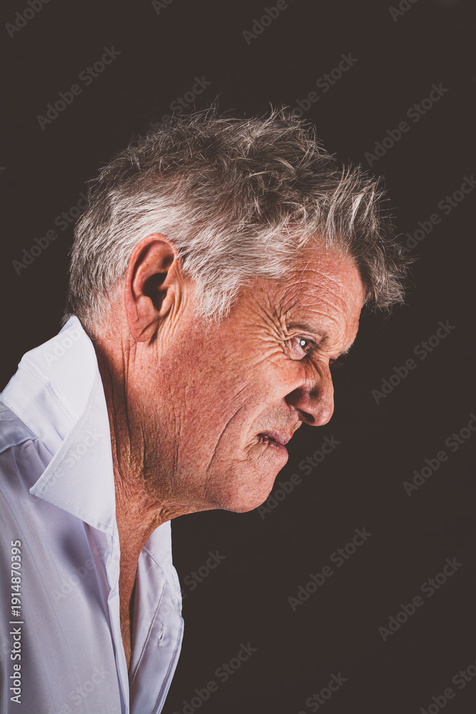 Fototapeta premium Grimmiger Mann im Seitenprofil