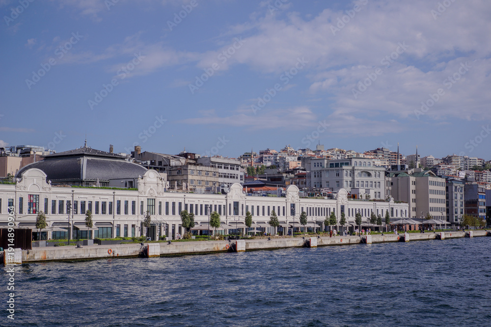 Obraz premium Panoramic View of the Historic Waterfront Buildings and Urban Skyline in Karaköy, Istanbul, Turkey