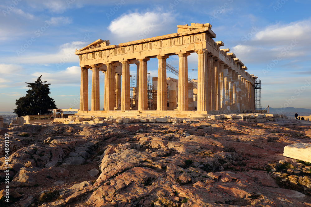 Fototapeta premium Athens - Parthenon on the Acropolis at sunrise in Greece