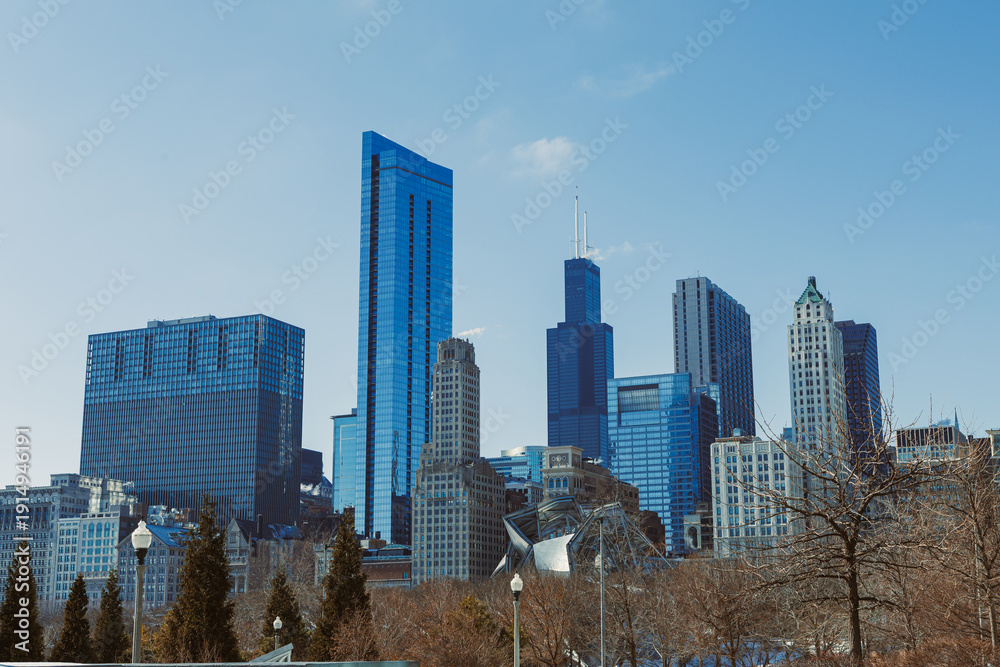 Obraz premium View of Chicago skyline with modern buildings under clear blue sky on a sunny day
