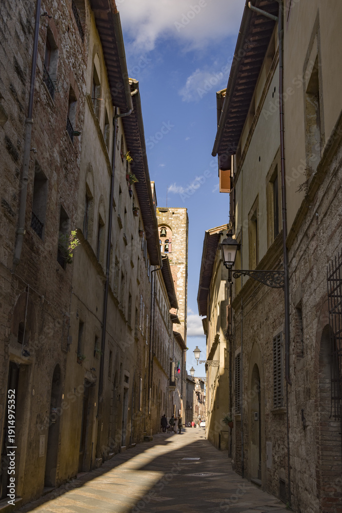 Fototapeta premium Via del Castello a Colle in Val d’Elsa nella provincia di Siena