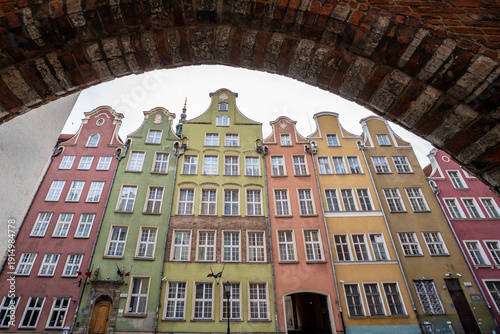 Foto Colorful historical townhouses on Piwna Street framed by an archway, Gdansk, Pol