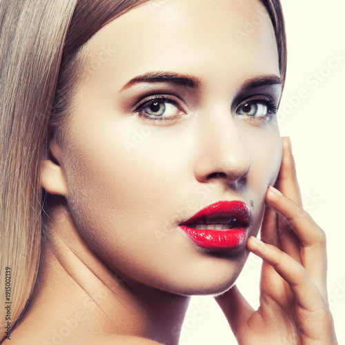 Foto Close-up beauty girl face with perfect skin
