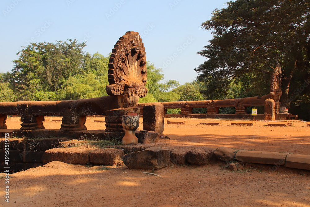 Obraz premium ancient khmer bridge (spean praptos) in the siem reap province in cambodia