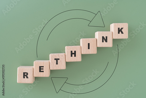 Canvastavla RETHINK text on wooden cube block with circle on green background