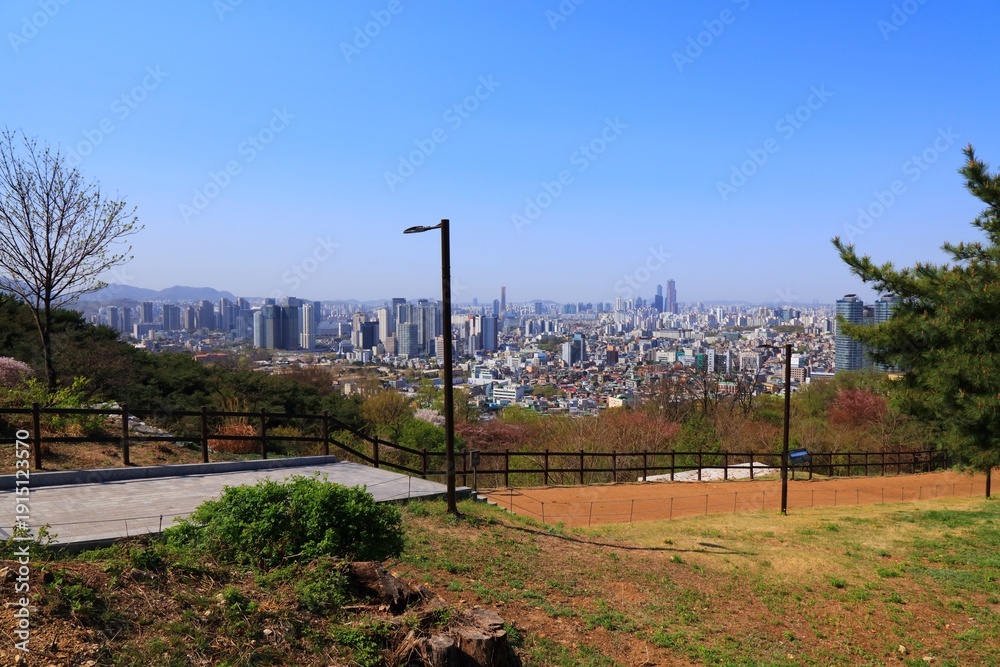 Fototapeta premium Seoul cityscape in South Korea. City landscape of Jung district (Jung-gu), with Cheongpa-dong neighborhood and Yongsan district. Namsan Park in foreground.