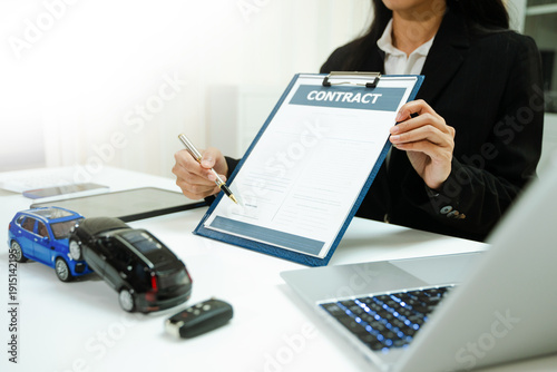 Canvastavla Car accident models with insurance contract and pen