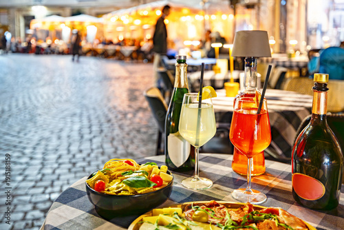 Fotografia Traditional Italian aperitivo with Spritz and pasta in Rome