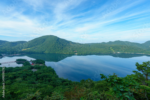 Wallpaper Mural 赤城山登山道から望む大沼 群馬の穏やかな湖と山の風景 Torontodigital.ca