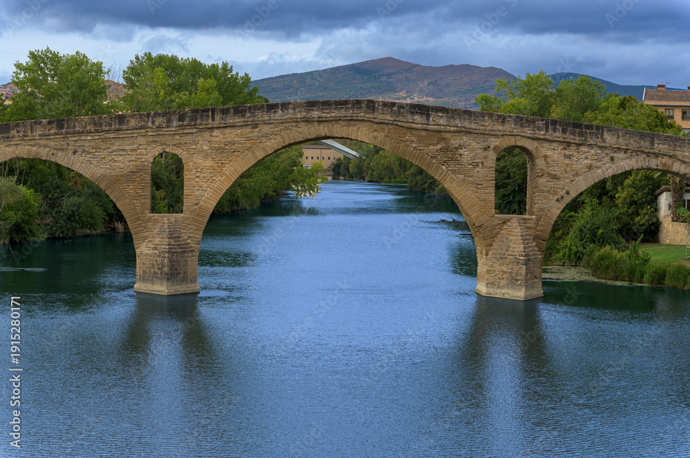 Fototapeta premium Puente romano con río