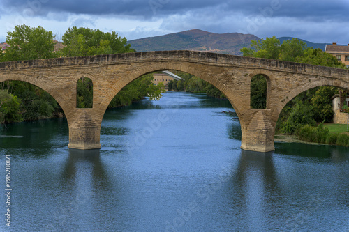 Puente romano con río