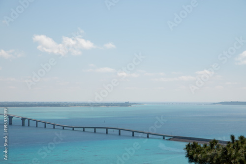 Wallpaper Mural 伊良部島の牧山展望台から望む伊良部大橋と宮古ブルーの海 Torontodigital.ca
