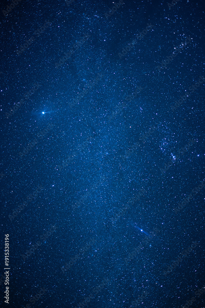 Fototapeta premium 宮古島の天頂に広がる満天の星空と天の川