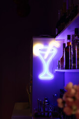 Sierkussen Bar Paars neon cocktailbord verlicht  © erika8213